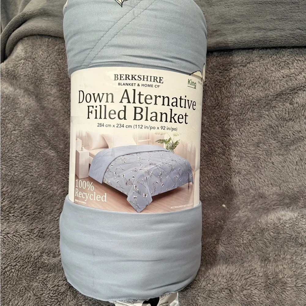 Berkshire Down Alternative Filled Blanket - Soft Blue